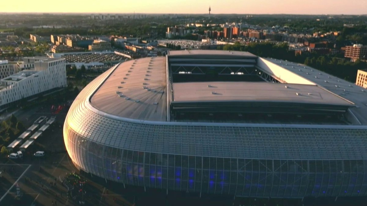 ⚽ #MagLigue1| On a testé le stade Pierre Mauroy Demain, en Ligue 1, Nice affrontera Lille au stade Pierre Mauroy, c’est donc là que se poursuit notre tour des stades, avec ce monument mythique du LOSC. 🔥 ▶️ L'émission en replay :