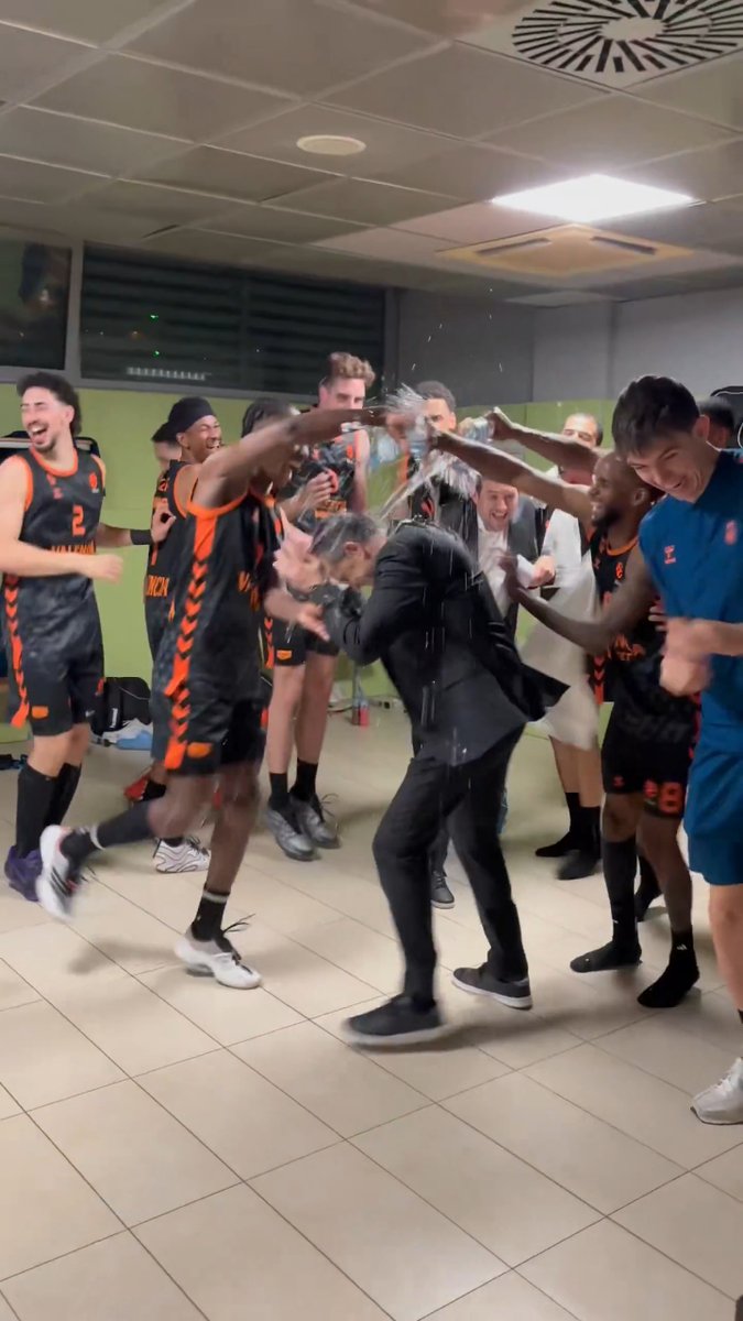 🚿 ¡Duchita a Pedro Martínez en el vestuario! ¡Tocaba celebrarlo! 🥳 2️⃣5️⃣ victorias en EuroLeague 🏀 ✅2️⃣ segunda posición Familia, tenemos ganas de veros y tenemos ganas de cuartos de final con factor Roig Arena 🧡