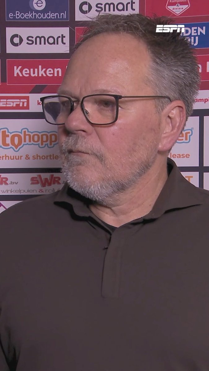 Henk de Jong geraakt door eerbetoon van De Graafschap-fans🥺 “Mijn moedertje zou hier heel trots op zijn”