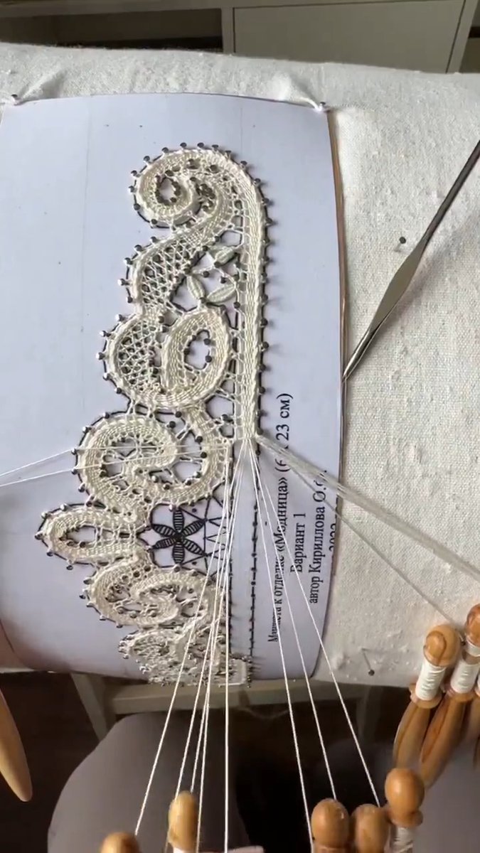 This is actual handmade bobbin lace. Not printed or machine-made. Every thread woven by hand using a 500-year-old technique. Still in awe every time ✨