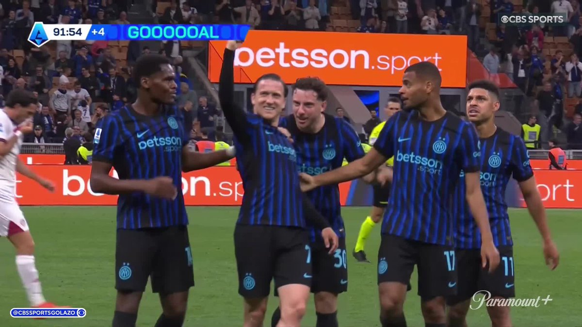 Piotr Zieliński puts a bow on Inter's dominant home win in some style 🤩