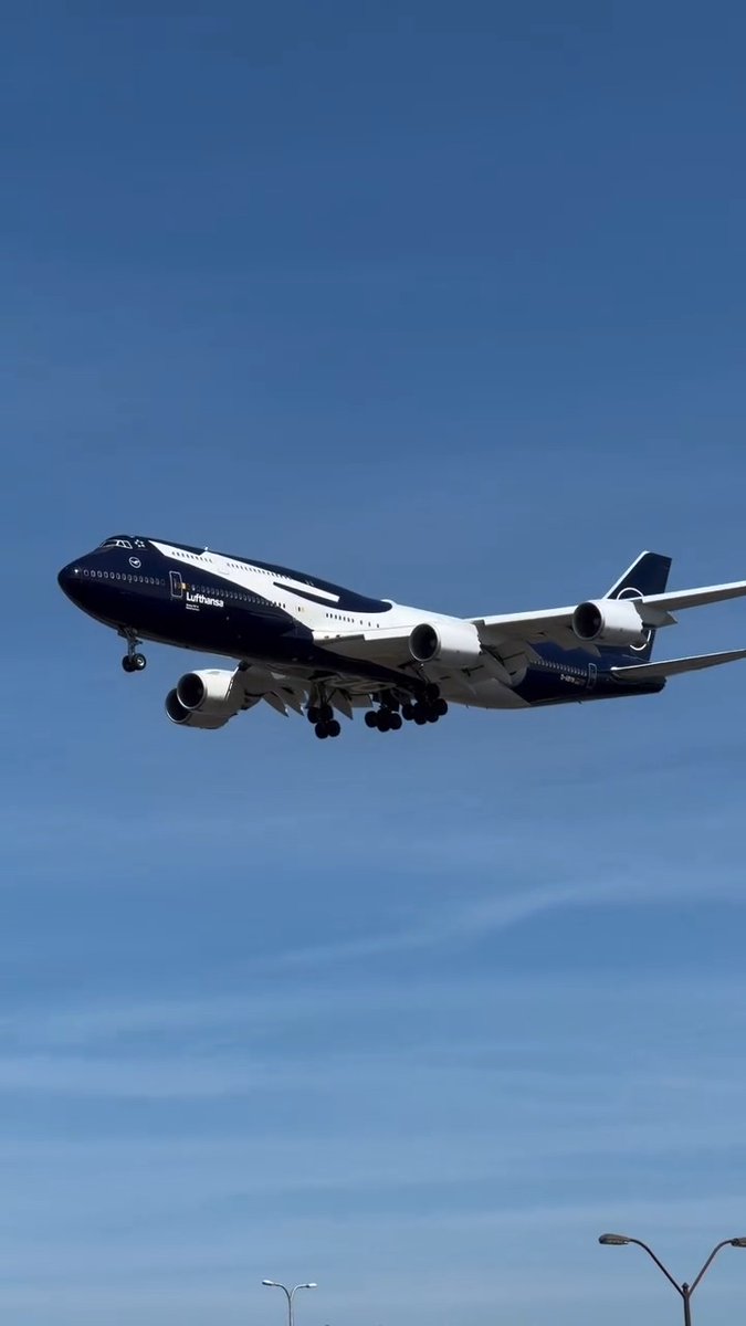 She's a beauty queen celebrating 100 years! Happy anniversary, Lufthansa USA ✈️ Video Credit: ohare_planespotter