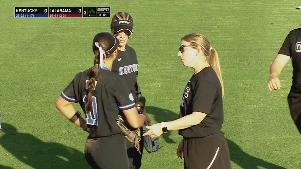 Marlie Giles with the two-run shot! 📺ESPN2 | #Team30 #RollTide