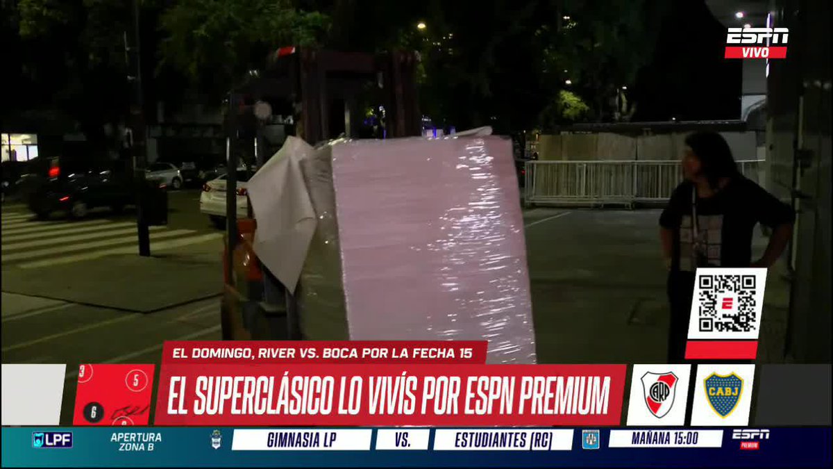 ¡INCREÍBLE! Los papeles que se van a usar para el recibimiento en el Superclásico llegan en un AUTOELEVADOR... Ahora, a cortar pepelitos muchachos. 📺 #ESPNEquipoF | #DisneyPlus Plan Premium