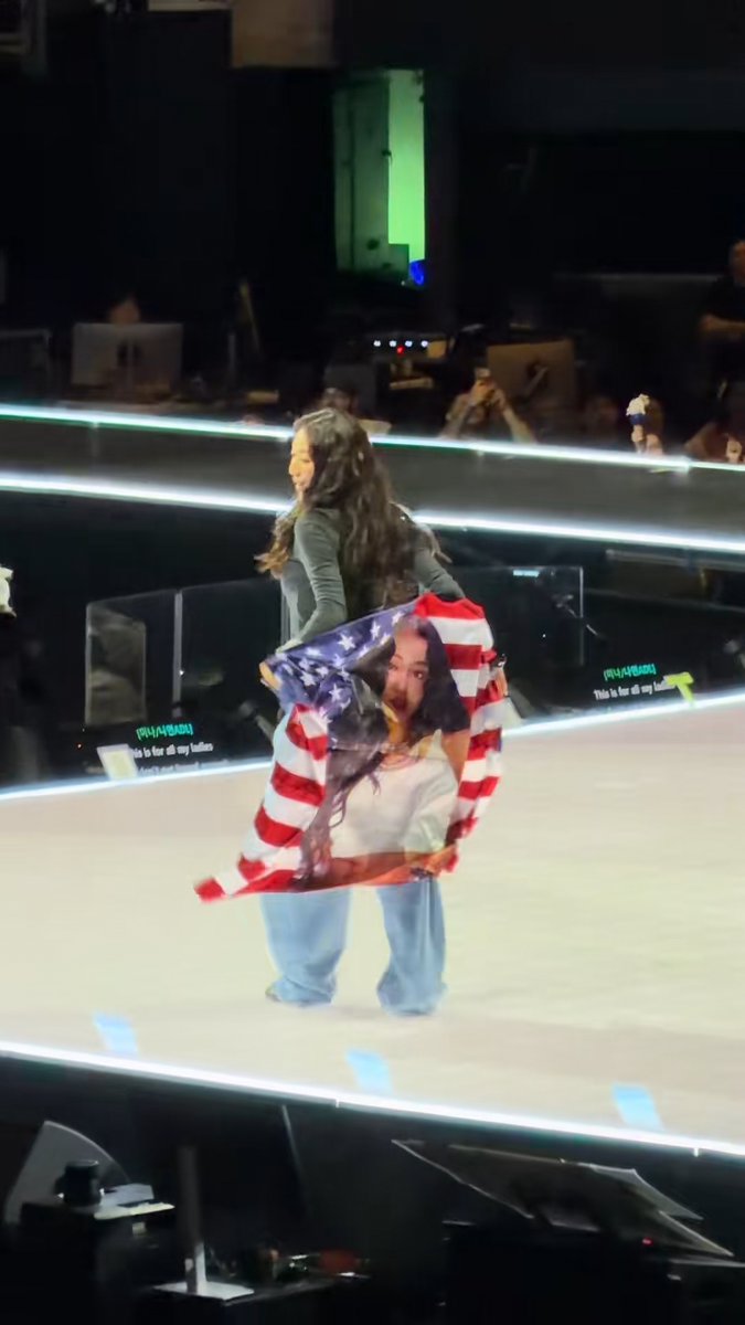 Jihyo with the American Lollapalooza Jihyo flag 😭