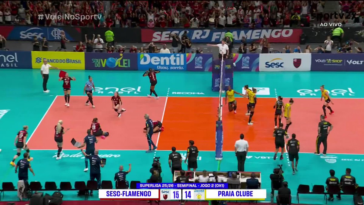 #Superliga 🇧🇷: 55 SECONDS OF MADNESS! 🔥 Sesc Flamengo win an unbelievable 55-second rally against Praia Clube in Game 2 of the semifinals at the Maracanãzinho! 😱💥 Backed by their home crowd, Flamengo need the win to level the series and force a decisive Game 3, while Praia aim to close it out tonight. 👀🔥 📺 LIVE NOW on VBTV: 📹 SporTV / VBTV 🏐 #Volleyball #Volei