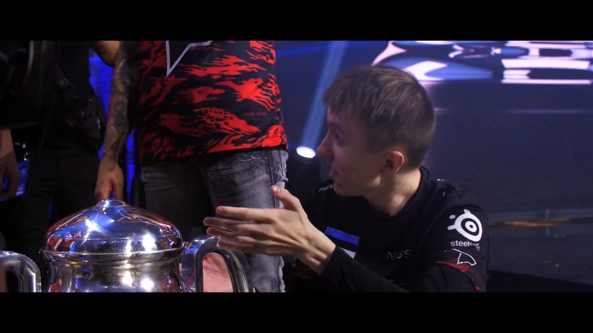 There are two Counter-Strike players in history that are in possession of TWO #ESLGrandSlam Gold Bars. Russel van Dulken & ropz. This weekend ropz is looking to become the only player in existence with 3.