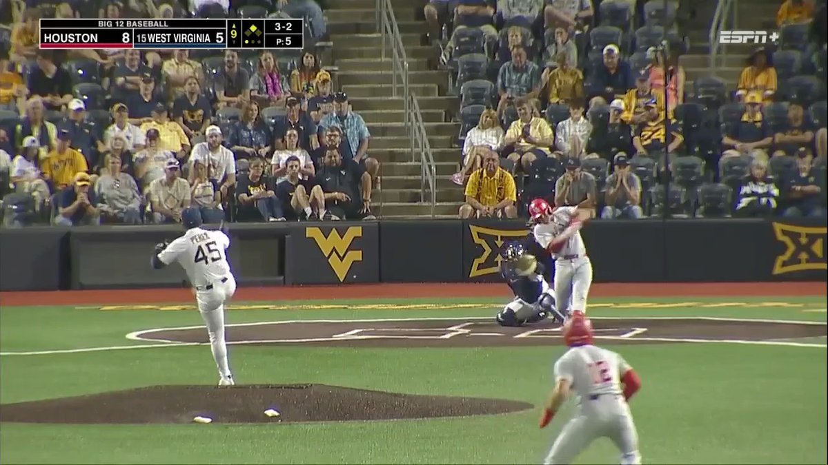 FRESHMAN'S FIRST COLLEGIATE HOMER 🥹 Blake Fields extends Houston's lead to five over No. 15 West Virginia with his first collegiate home run. #NCAABaseball x 🎥 ESPN+ / Houston Baseball