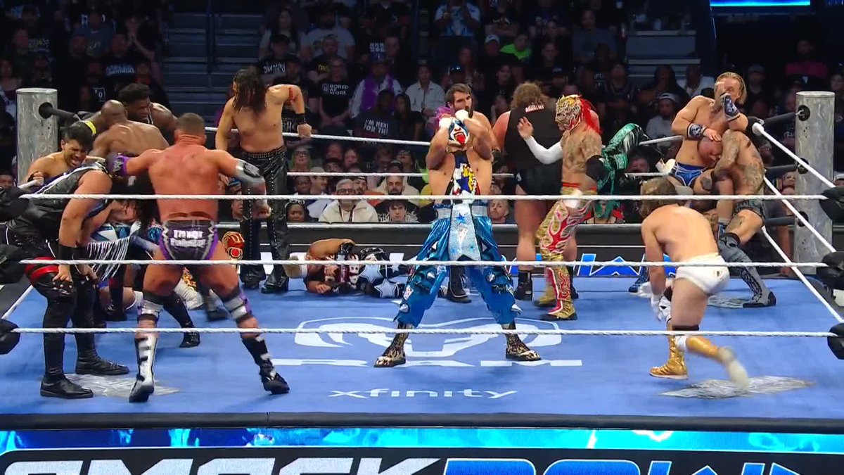 La Parka y Psycho Clown llegaron a la Batalla Real de Andre el Gigante representando a AAA 💥👊 #SmackDown