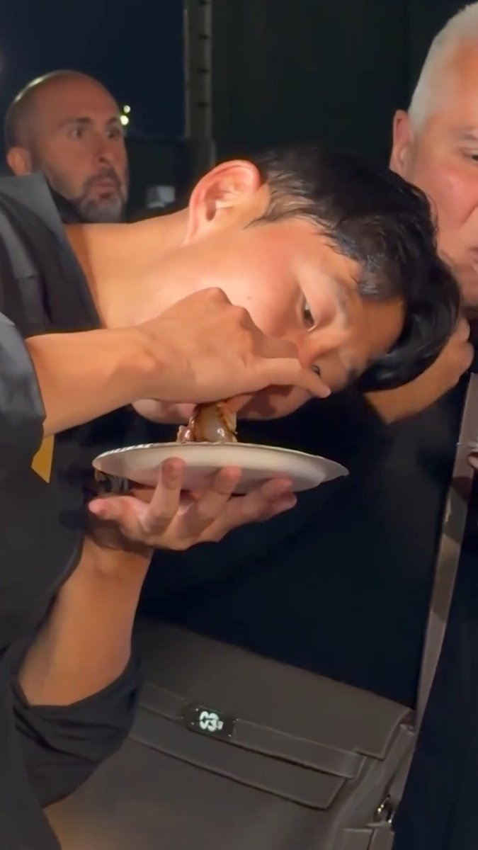 La técnica de Son Heung-min para comer tacos: 10/10 🌮❤️ (vía Tacos El Remolkito - elremolkito/IG)