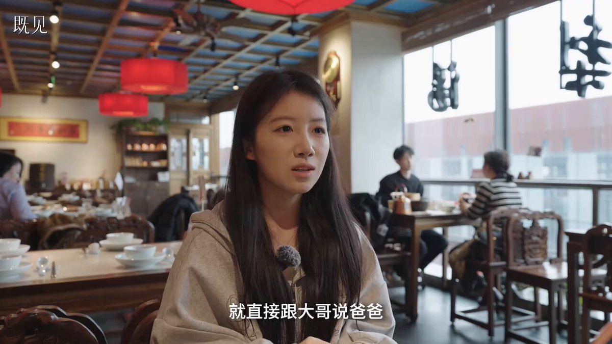 【高颜值女硕士，逃离团播】 她是研三在读的学前教育硕士，一直有个爱豆梦。随着团播的兴起，她觉得团播公司就是小型的爱豆工厂，于是她义无反顾地加入了这个行业。 可真正进入后才发现，这份工作远比想象中消耗身心，心态也在复杂的环境中渐渐失衡。现在她用自己的经历告诉大家：“追梦前一定要想明白自己想要什么，在这个环境下太容易被扭曲了。”#团播 #硕士 #学前教育
