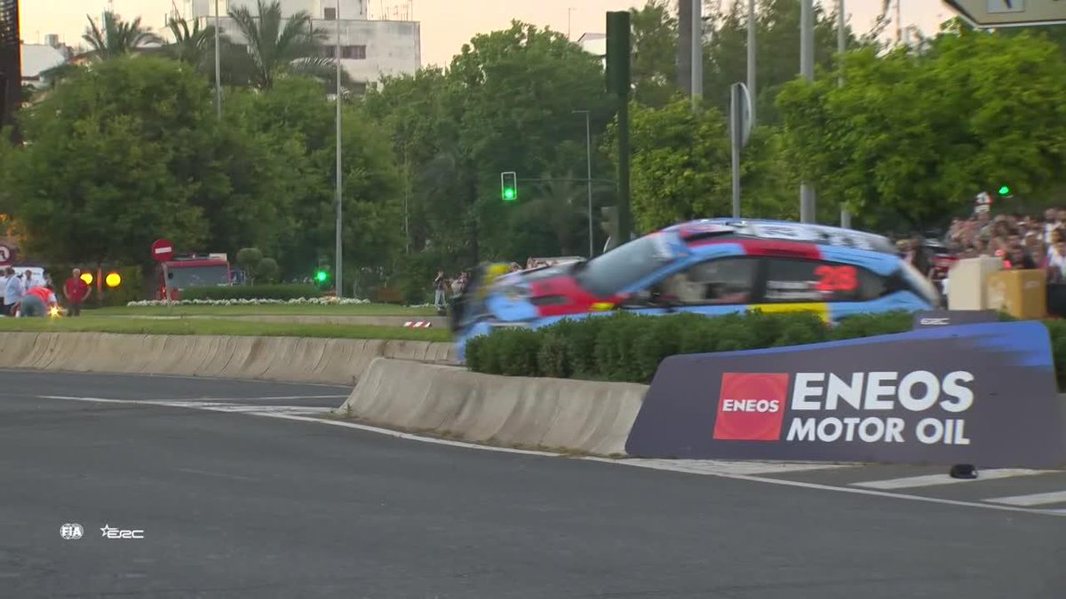 Típico fin de semana que vas por Córdoba y te encuentras es un coche de Rally subiéndose a una glorieta 🥲 Y va el tío y sigue con la dirección rota 👏 #FIAERC | #RallySierraMorena 🇪🇸 Disfruta de Rally TV con el 50% de descuento en DAZN 🔗
