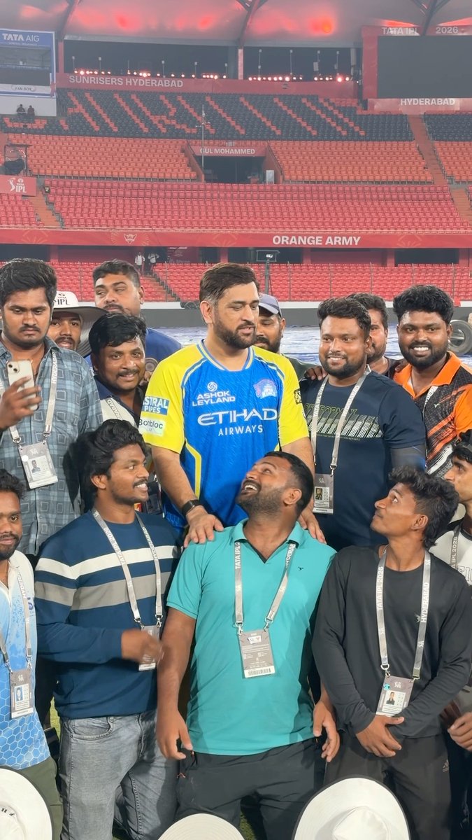 Mahi's ritual Made their day 💛 #WhistlePodu #SRHvCSK