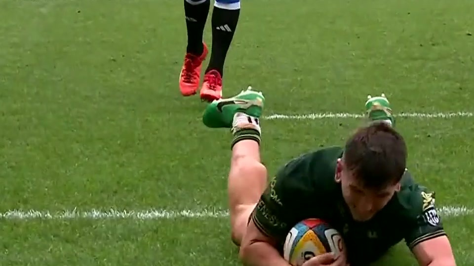 Love this from Boyle, too. Obviously the dummy runner, but has hands up looking as if he’s going to take a pass. Keeps that internal defender honest.