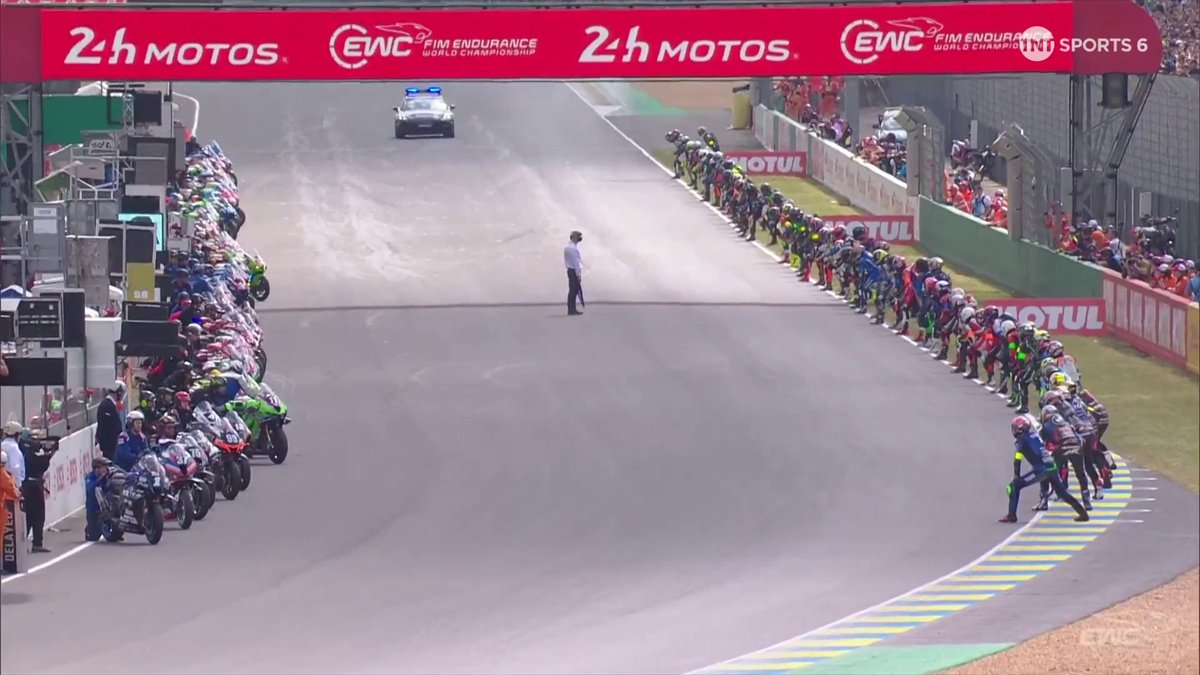 Una de las salidas más icónicas del mundo de motor. 🤩 60 pilotos yendo a por sus 60 motos para el inicio de las 24h de Motocilismo de Le Mans. 🇫🇷