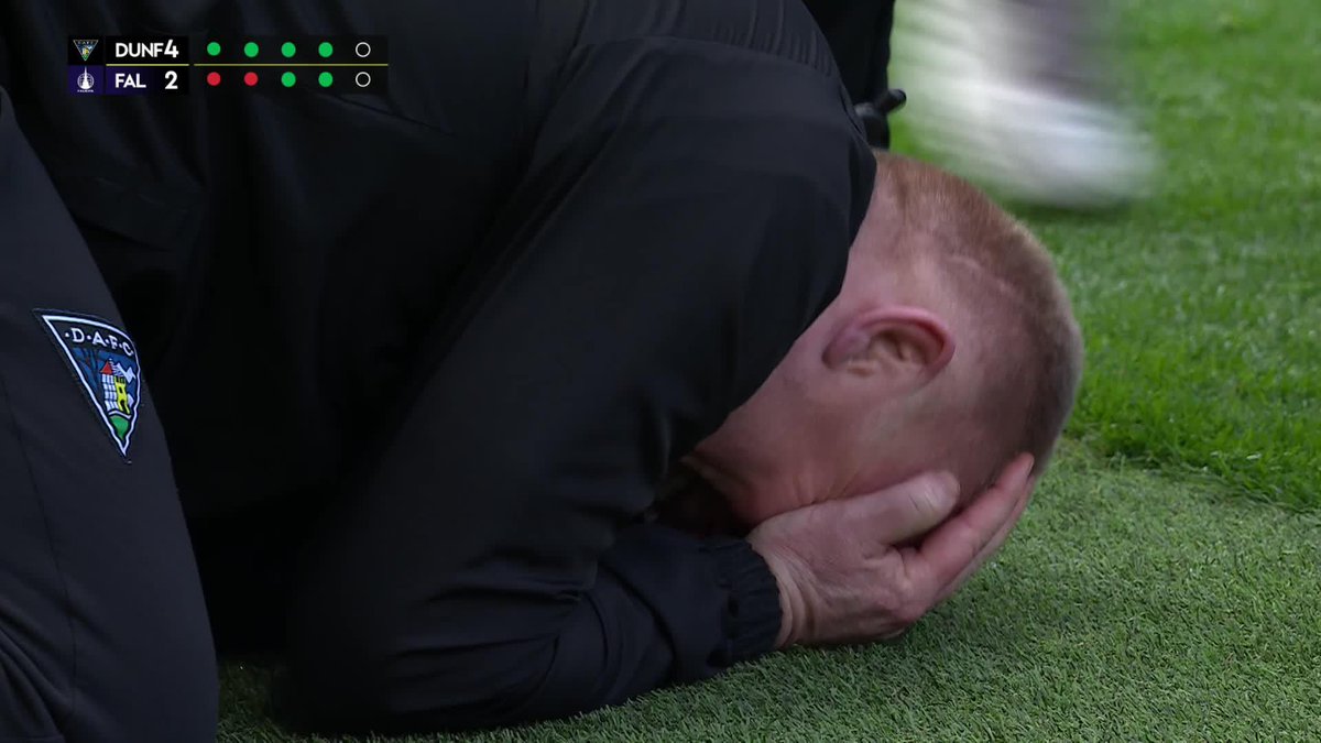 Dunfermline win the shootout and Neil Lennon's men are through to the #ScottishCup final! ⚫⚪ Aston Oxborough is the shootout hero with two saves for Dunfermline Athletic 👏