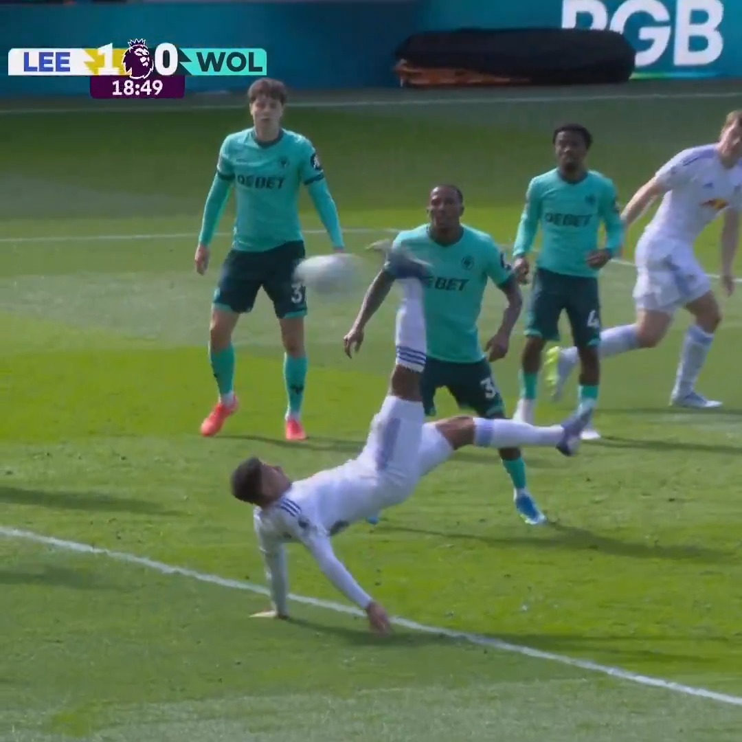 James Justin with an absolutely BEAUTIFUL bicycle kick to open the scoring for Leeds United. 🔥