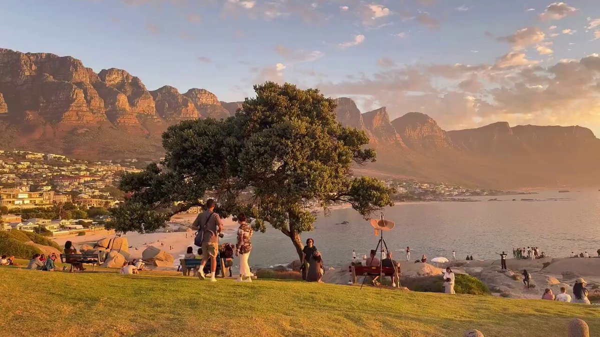 ✨🇿🇦 Oui, ce lieu existe ! C’est Camps Bay, à Cape Town en Afrique du Sud. Un endroit d’une beauté irréelle. On se croirait au paradis ! 😍