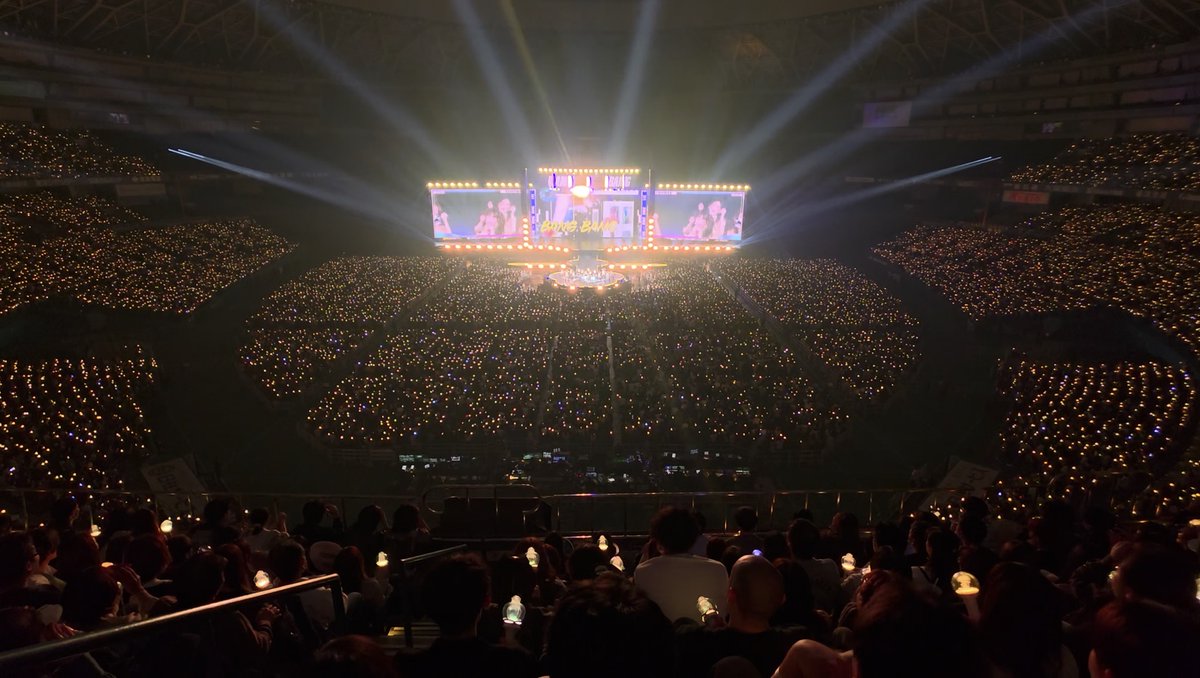 📸 SING-ALONG with OSAKA DIVE 🎶 💿 𝓢𝓱𝓪𝓴𝓲𝓷𝓰 𝓶𝔂 𝓱𝓮𝓪𝓭 🌀 #IVE #아이브 #SHOW_WHAT_I_AM