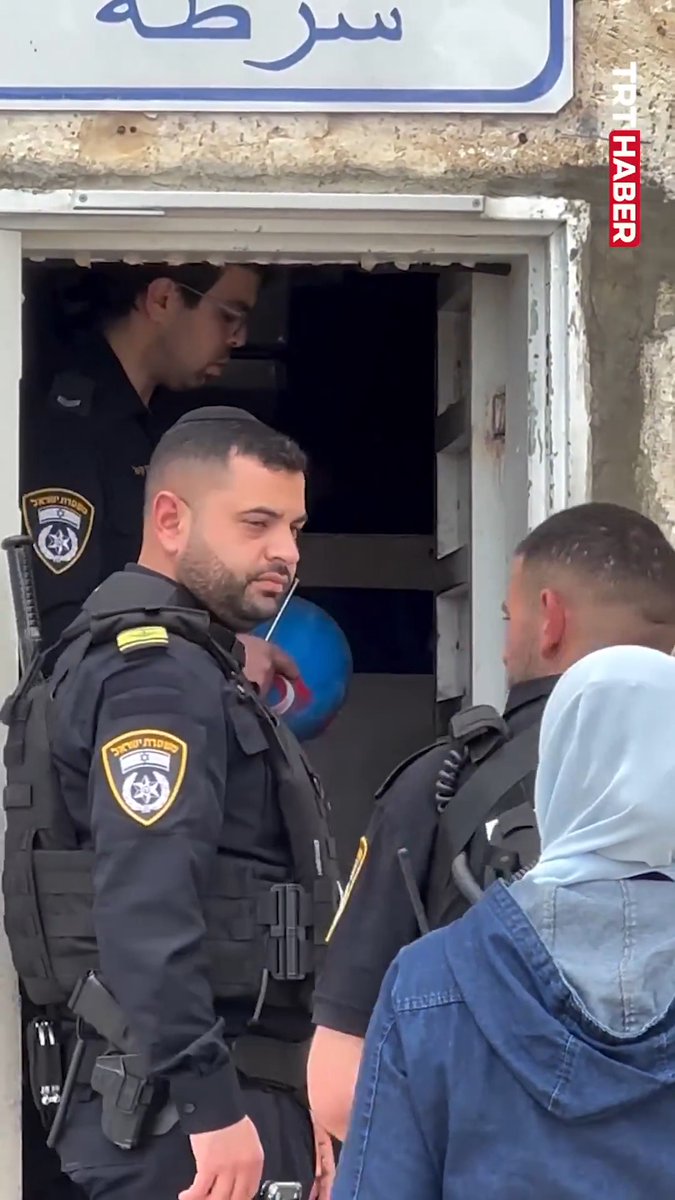 🔴İsrail güçleri, Mescid-i Aksa’nın avlusunda oynayan Filistinli çocukların topunu kesti.