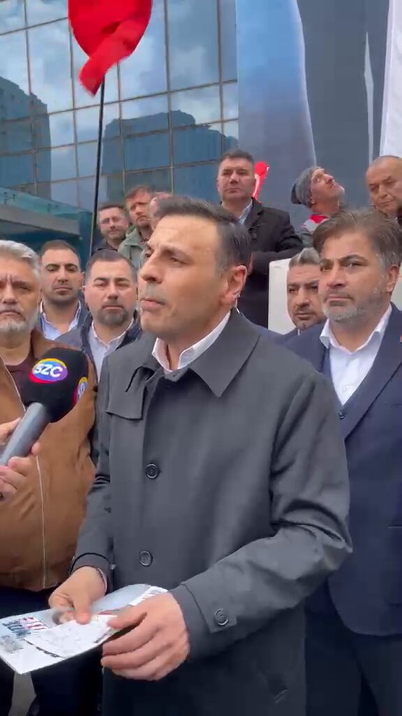 CHP İstanbul İl Başkanı Özgür Çelik, Ataşehir Belediyesi önünde açıklama yaptı. 600 günde Ataşehir’de 100 proje yapan Belediye Başkanımızı troller sosyal medyadan hedef gösterdi gözaltına aldılar.