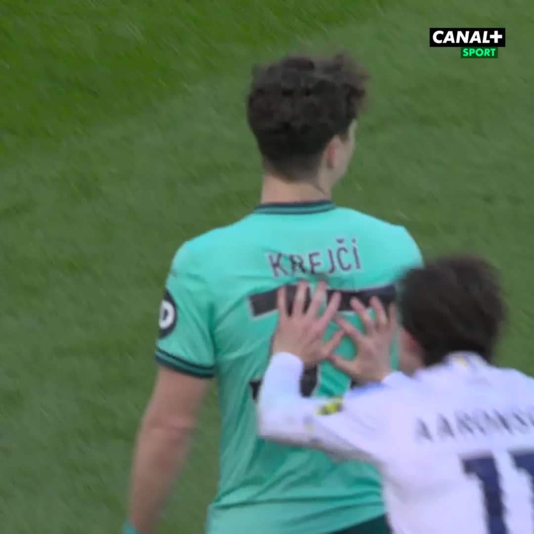 Ladislav Krejčí v bolestech! 🤕 Aaronson strčil zezadu do kapitána české reprezentace a ten musel předčasně střídat. 😬 #LEEWOL