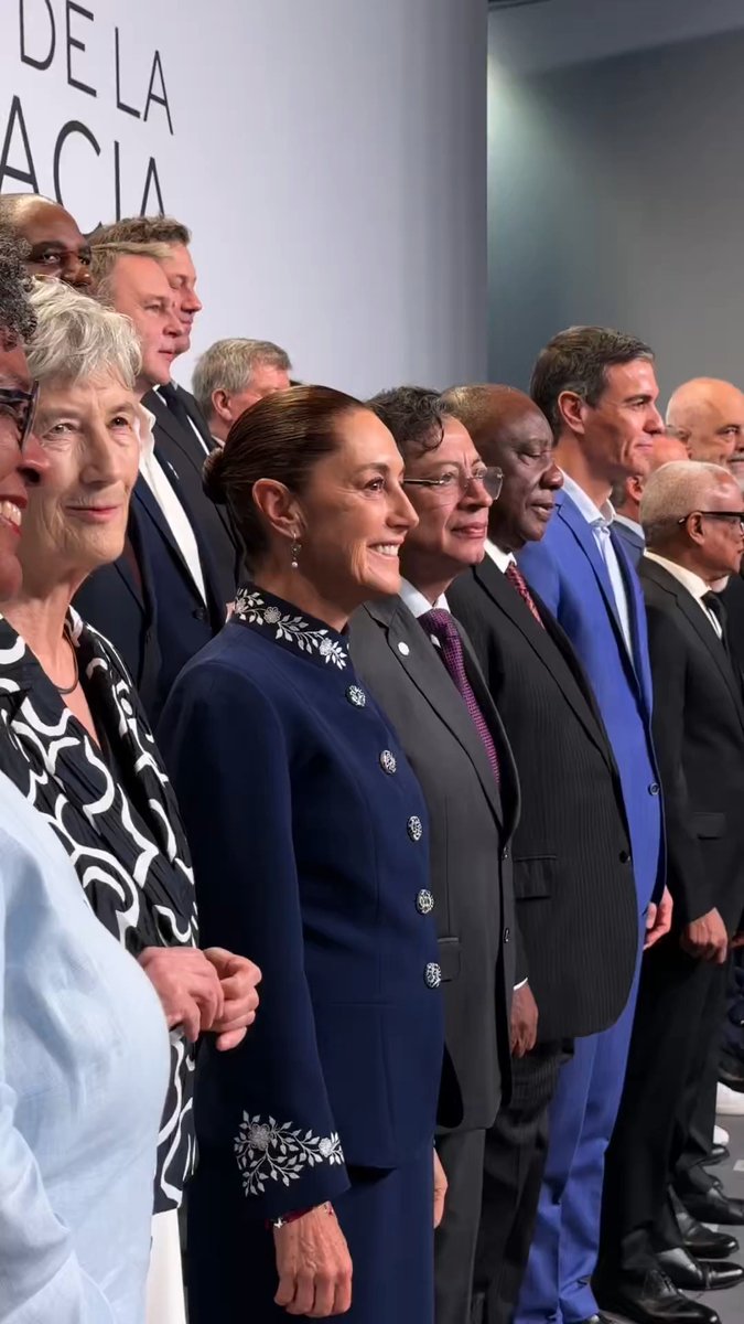Iniciando la IV Cumbre en Defensa de la Democracia.