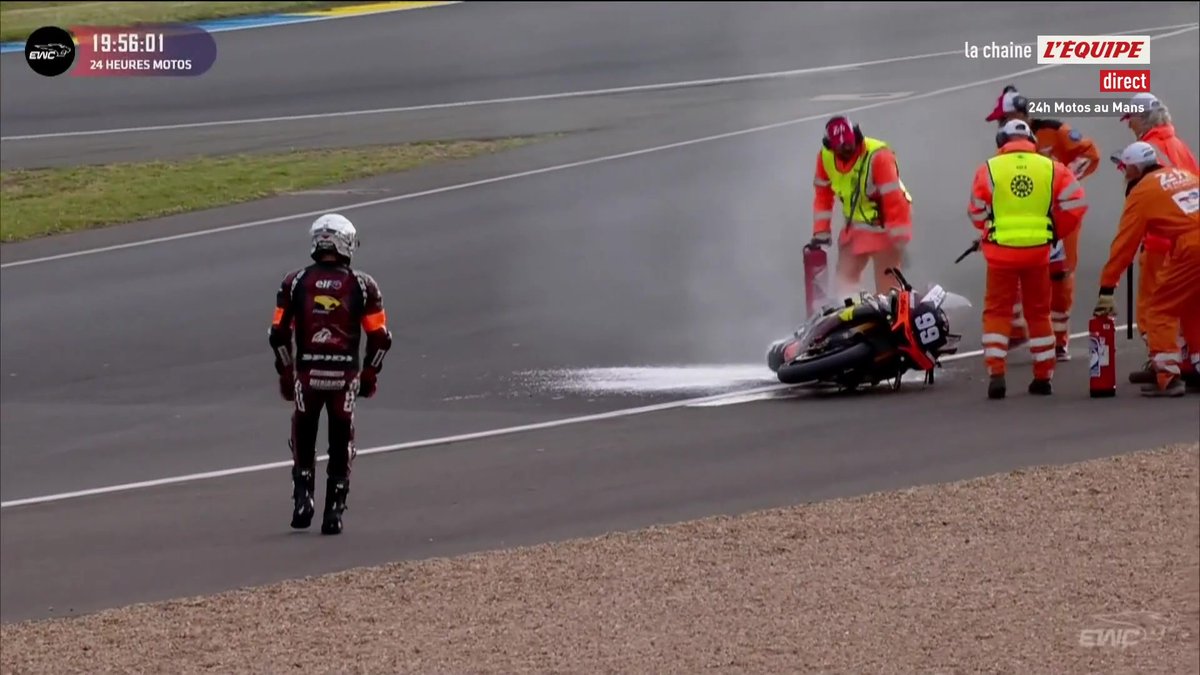 Terrible image : le moteur de la Yamaha n°99 prend feu ! La course s'arrête là pour Alessandro Delbianco, Randy De Puniet et Florian Marino. Suivez les 24 Heures Motos en direct sur la chaine L'Équipe #lequipeMOTO #24HMotos