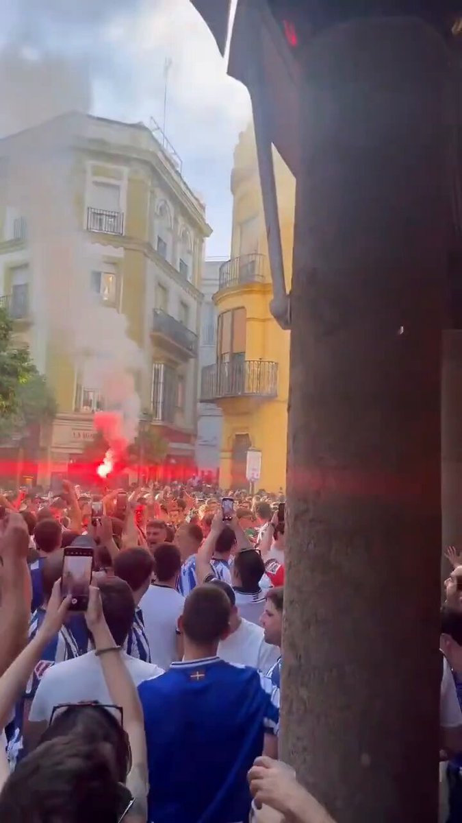 -Somos la banda de Anoeta, ¡ETA! ¡ETA!... ¡ETA!... Jajajaja... De Anoeta, ¡ETA! -¡Qué simpáticos los cánticos de los amables y tolerantes vasquitos! -¡Musulmán el que no bote, musulmán el que...! -Mira esos malditos facistas, hay que cerrar el estadio y meterlos en la cárcel.