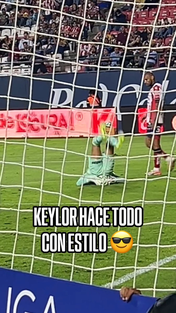ÉL TODO LO PUEDE 😎 💫 Keylor Navas no sólo da show con sus atajadas, también con sus trucos.