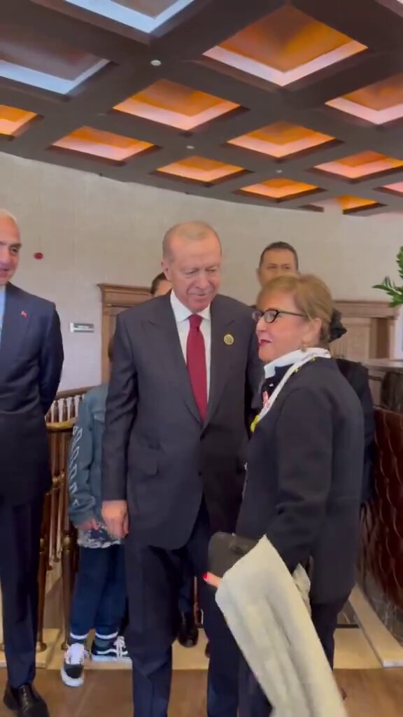 Türkiye’nin Balkanlar’daki etkisi bu videoda görülüyor. Antalya Diplomasi Forumu kapsamında Bosna Hersek Devlet Başkanlığı Konseyi’nin Boşnak, Hırvat ve Sırp üyeleri. Cumhurbaşkanımız tarafından kabul edildi. Bu üç toplumun temsilcilerini aynı masa etrafında bir araya çok az ülke bir araya getirebilir.