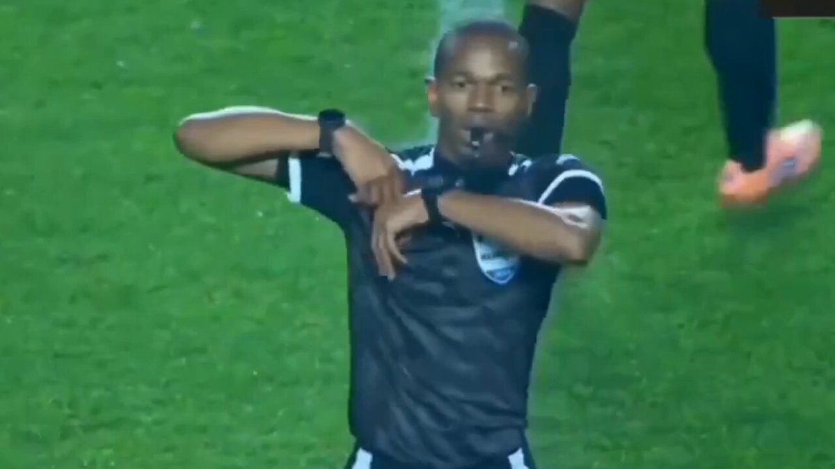 عيسى سي ده خليفة بكاري جاساما. تم استبعاده من المرشحين لكأس العالم. لكنه مازال مطلوبا في الكاف.. وتم تعيينه حكما لتقنية الفيديو في مباراة أولمبيك اسفي المغربي مع اتحاد العاصمة الجزائري في إياب نصف نهائي كأس الكونفيدرالية.