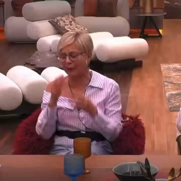 ma iannone che non solo è stato mollato x una donna ma deve pure vedere la sua ex cantare come se nulla fosse una canzone con il suo ex storico in totale tranquillità gli sta x esplodere il labbro superiore andrea inizia a prenotare il tagliando tesoro