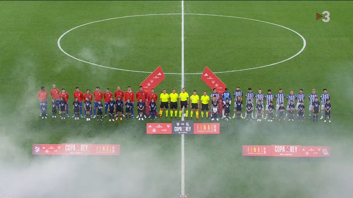 🔊 Xiulets i aplaudiments quan ha sonat l’himne abans de la final #LaCopa3Cat ▶️