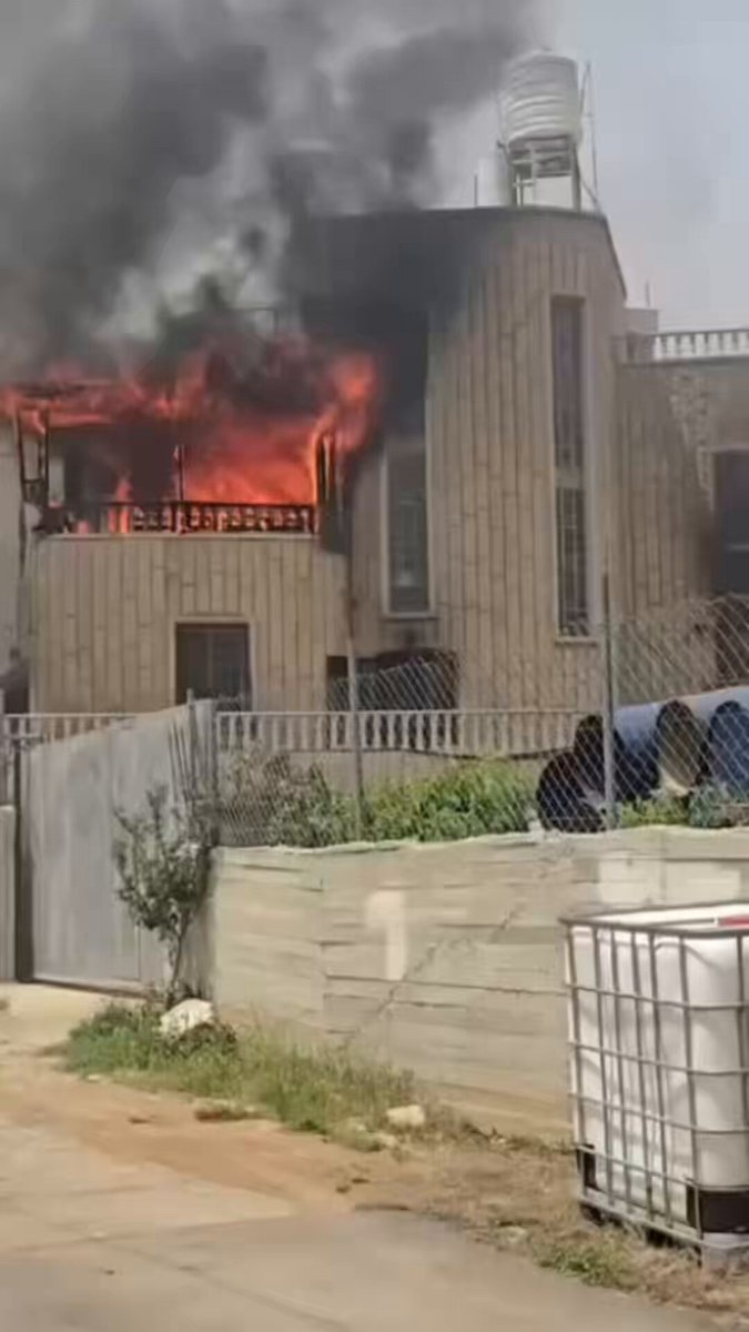 ערב שבת, סעודת שבת בבת־עין. מההר ממול, בחירבת צפא, שזה שלוחה של בית אומר, אנחנו שומעים קולות ירי אוטומטי, מה שלא נשמע בבת עין זה שנים, אם בכלל. צרורות, פיצוצים, נשמע כמו תרגיל גדודי. אנחנו מנסים להבין מה קורה שם, במרחק של כמה מאות מטרים בקו אווירי מבת־עין. הקולות לא מפסיקים, ולאחר בירור עם כיתת הכוננות מסתבר שסכסוך חמולות שישנו כבר ארבע שנים בבית עומר נדלק מחדש. שני הרוגים, 23 בתים שרופים, 11 חנויות שעלו באש, וקולות ירי שלא מפסיקים. צה״ל לא נכנס, המשטרה הפלסטינית נכנסת, ואנחנו כאן בבת עין, ובכלל בכל היישובים ביהודה ושומרון, שואלים את עצמנו מה יהיה עם כל הנשק הזה? כרגע זה נקרא ״סכסוך חמולות״, אבל כמו שאנחנו מכירים, נשק שנמצא בכפרים הפלסטיניים יתהפך. היפוך הקנים מסכסוכי חמולות לפלישה בסגנון הנוח’בות הוא עניין של רגע. בערב שבת הרגשנו את זה מאוד מאוד קרוב.