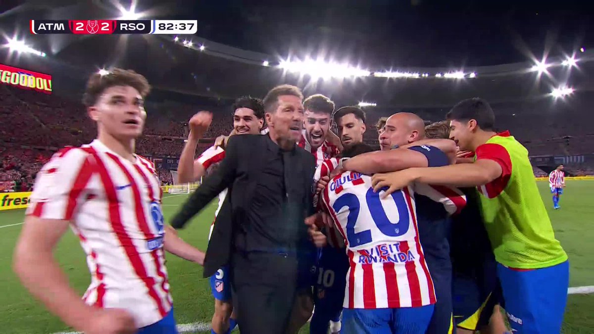 What a goal from Julian Alvarez to keep Atleti's dreams of Copa del Rey glory alive! 🔥 Diego Simeone was first down the line to celebrate with his striker 😂