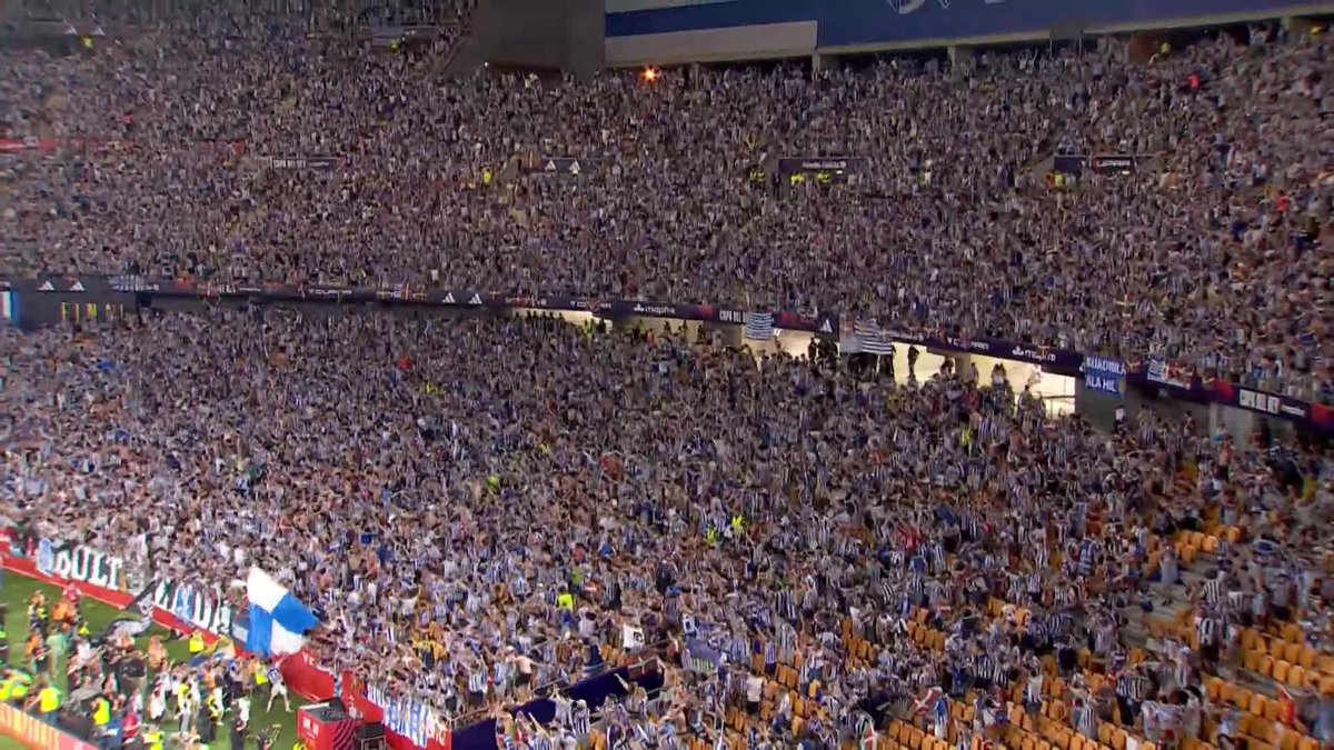 Real Sociedad win the Copa del Rey! 🏆👑 Pablo Marin is the hero and La Real's fans celebrate in Seville 🔵⚪