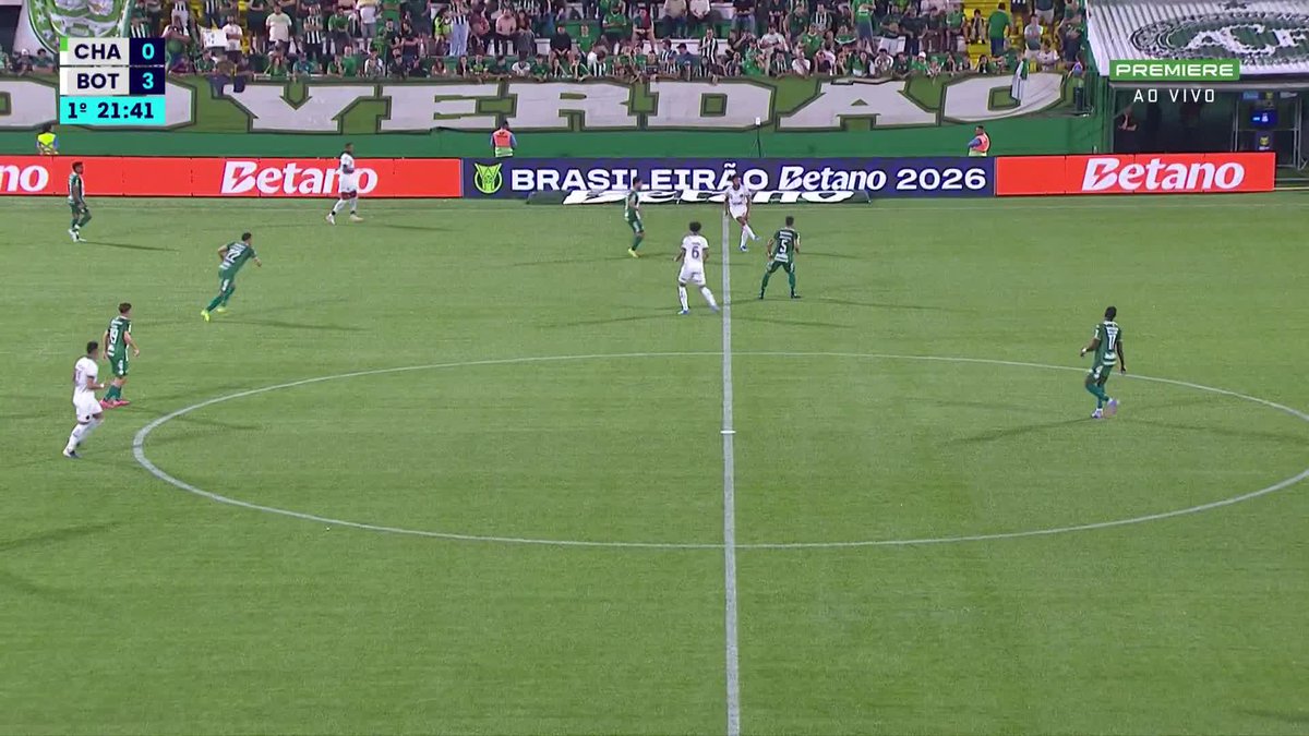 Alguns torcedores da Chapecoense começaram a deixar a Arena Condá, com 20 minutos de jogo, após o terceiro gol do Botafogo. 📽️Premiere / ge