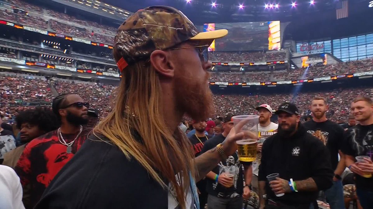 The STARS are out tonight at #WrestleMania! 🤩 The FIRST HOUR of #WrestleMania is LIVE RIGHT NOW on ESPN2! ➡️