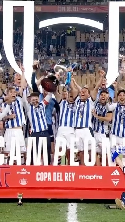 Así levantó la Copa del Rey Mikel Oyarzabal 🏆🤩. La Real Sociedad es Campeón de Copa 🔵⚪️.