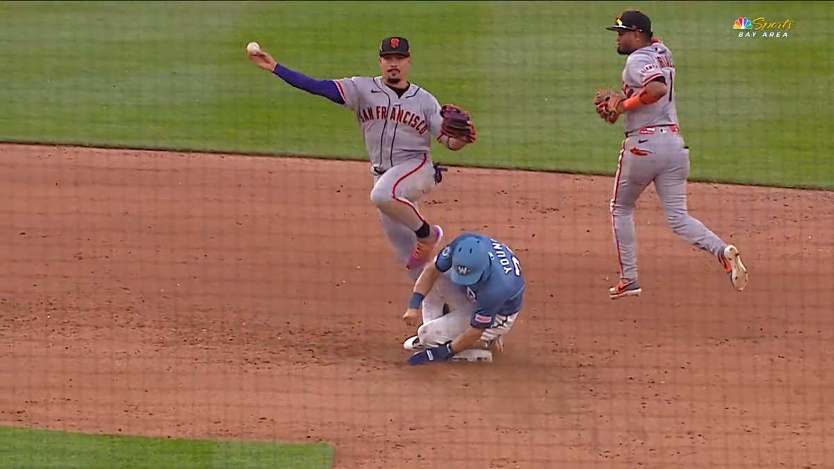 The awareness from Willy Adames to still get an out here with the game on the line 🤯