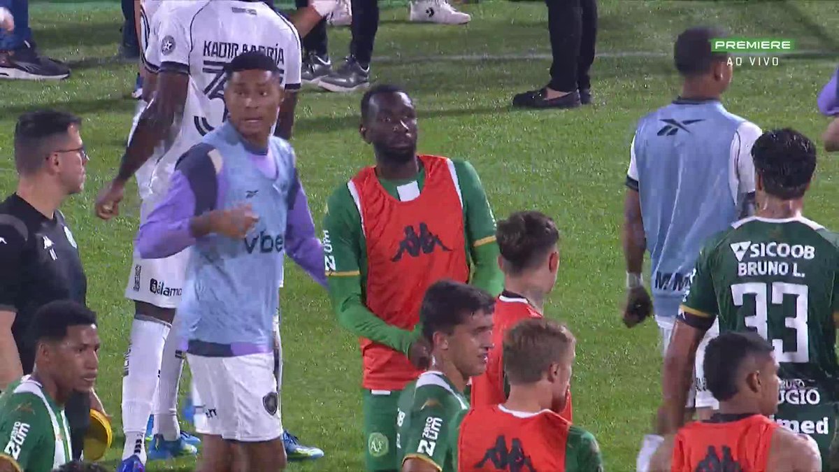 Torcida da Chapecoense protesta na Arena Condá após derrota por 4 a 1 para o Botafogo. 🎥 Premiere | ge