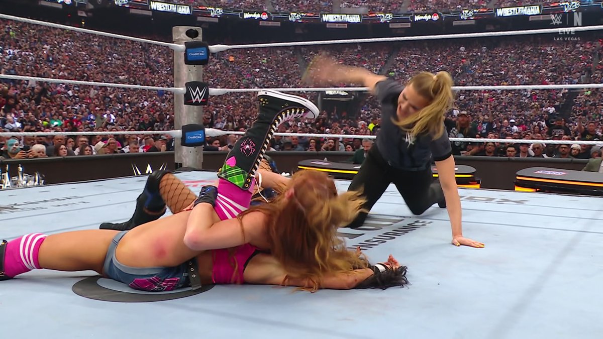 AND NEW!!! BECKY LYNCH DEFEATS AJ LEE TO BECOME THE NEW WWE WOMEN’S INTERCONTINENTAL CHAMPION 😱 #WrestleMania