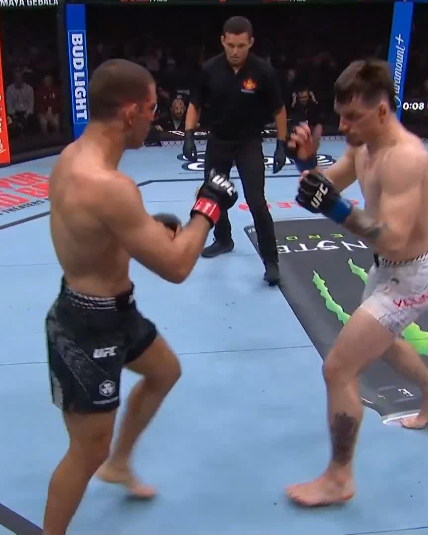 WHAT AN END TO THAT SCRAP 👏 [ #UFCWinnipeg | LIVE on @ParamountPlus ]