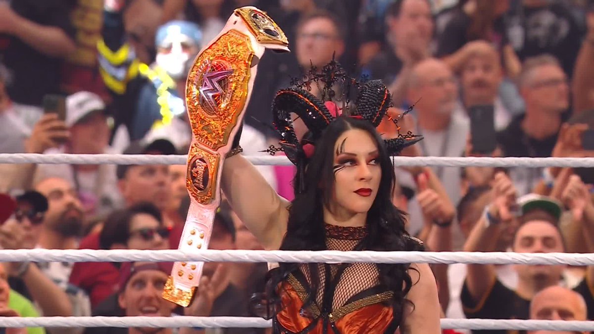 Nuestra latinoamericana Stephanie Vaquer llega por primera vez a #WrestleMania y llega como Campeona Mundial ☝️👩🏅🇨🇱
