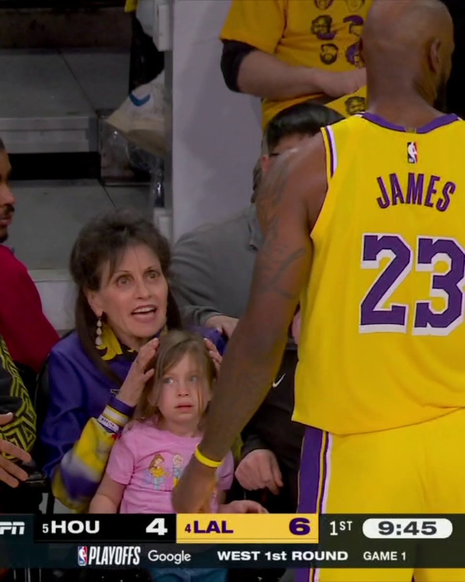 LeBron accidentally hit a young fan after swatting a pass out of bounds. He immediately made sure she was okay ❤️