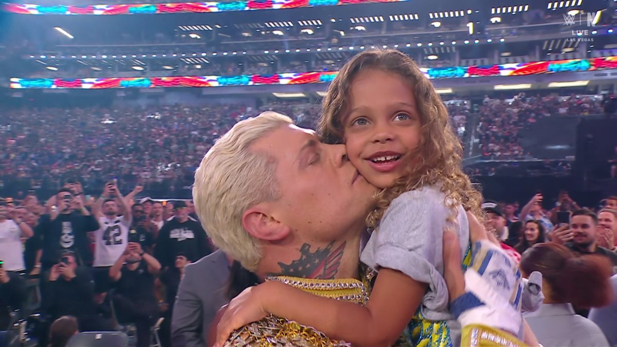 This moment between Cody Rhodes and his daughter ahead of his match against Randy Orton 🥹❤️ #WrestleMania