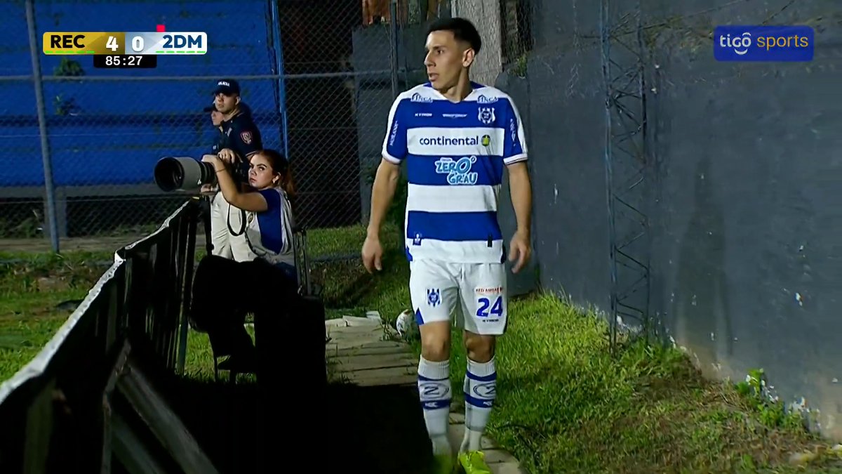 DURÓ MENOS QUE... 🟥💨Óscar Romero, jugador de 2 de Mayo, pisó el campo de juego a los 82 minutos con 38 segundos, cometió una infracción exactamente un minuto después y fue expulsado tras una revisión en el VAR. ▶️Viví el #AperturaAPF2026 en