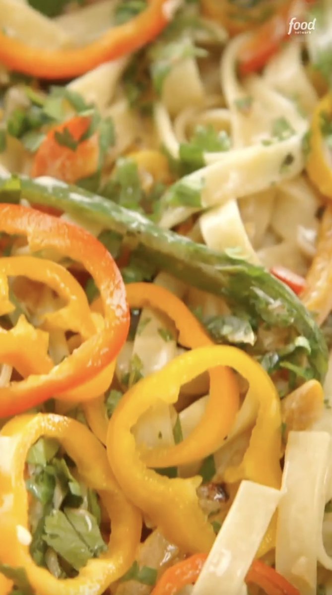 Count 'em! There are 6 (!!) different peppers in this pasta but don't worry, it's not super spicy!! 🌶 Get more recipes from @ThePioneerWoman, Saturdays at 10a|9c. Get the recipe: