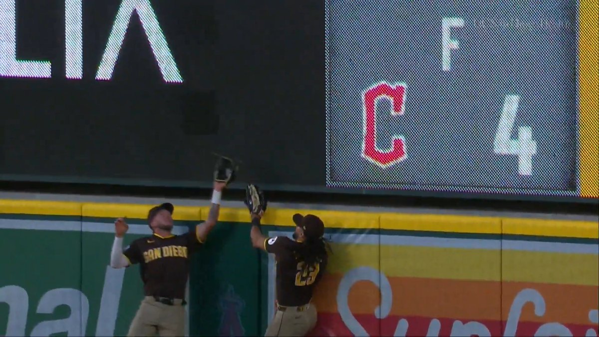 Jackson Merrill comes up with ANOTHER home run robbery!